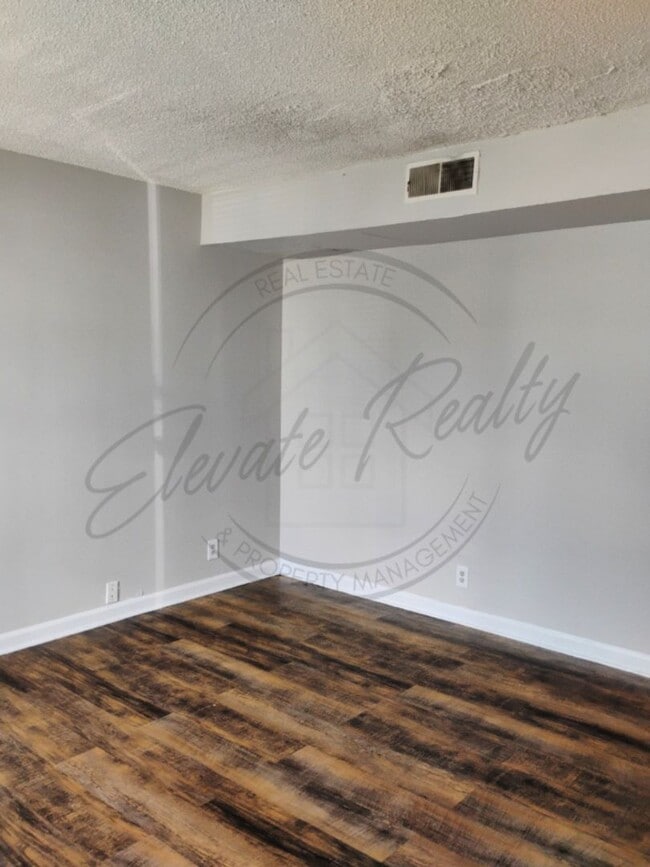 Building Photo - Two Bedroom Townhouse with deck near Trini...