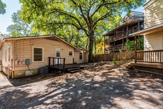Building Photo - 3302 Hemlock-