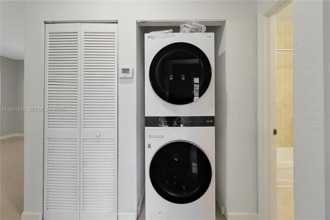 Building Photo - 373 NE 26th Pl