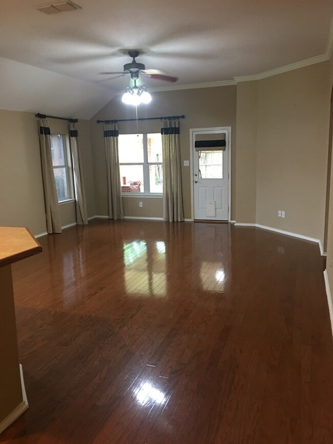 Building Photo - 6321 Pinehurst Dr