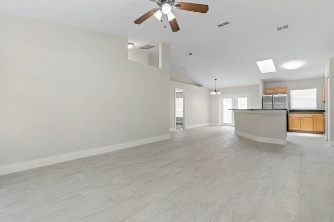 Building Photo - 884 Winchester St