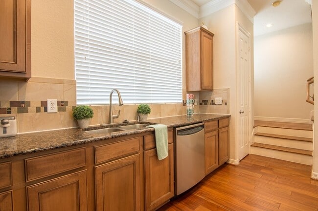 Building Photo - 3002 Clearview Cir