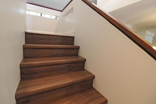 Building Photo - 3 Bedroom Townhouse in Gleneagles Community of Bluewater Bay!
