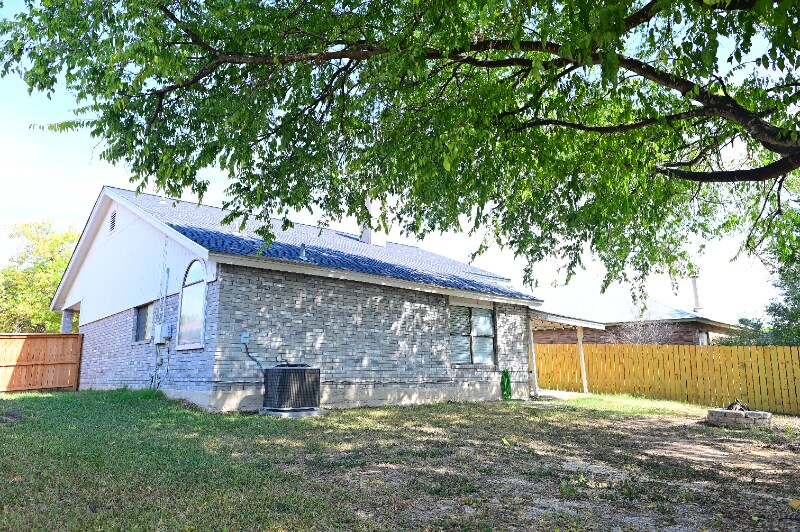 Building Photo - 7011 Beech Trail Dr