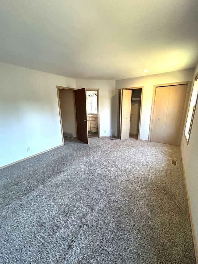 Building Photo - Large 4 bedroom 2.5 bath home in Glen Eagle