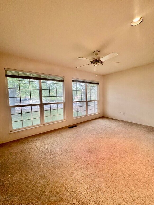 Building Photo - Spacious 3 Bed + Office | 3 Bath | 3-Car G...