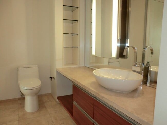 Building Photo - Beautiful 1-bed condo available at Veer