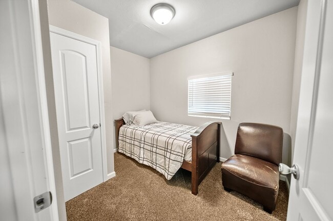 Building Photo - Fully Updated 2/1-Directly Across From 20t...