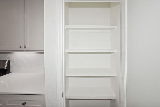 Building Photo - Furnished