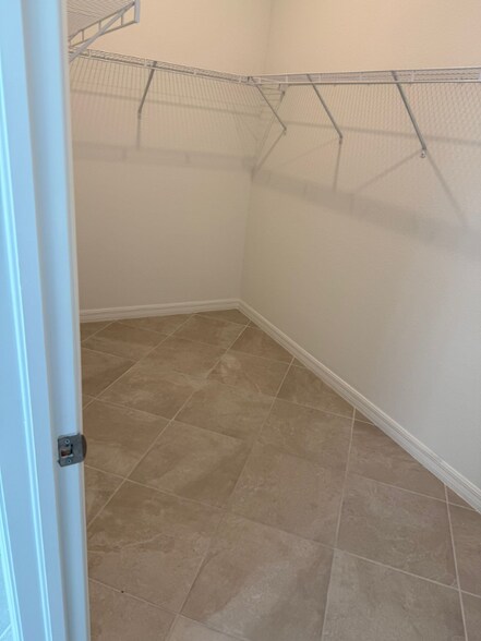 Building Photo - 1553 Saddlewood Cir