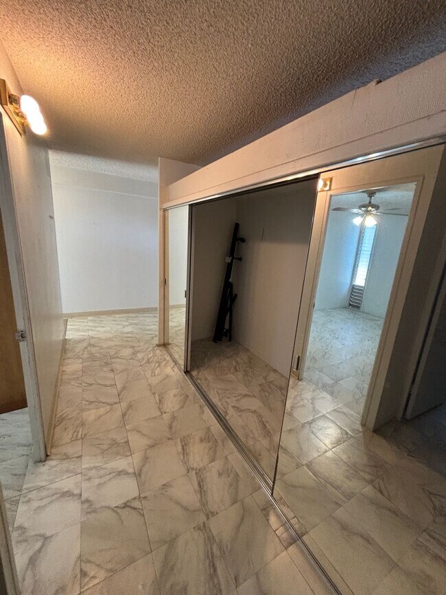 Building Photo - Pet Friendly 2 bedroom 1 bathroom Condo For Rent - Near Ala Moana, Don Quijote, Walmart, Sam's Club