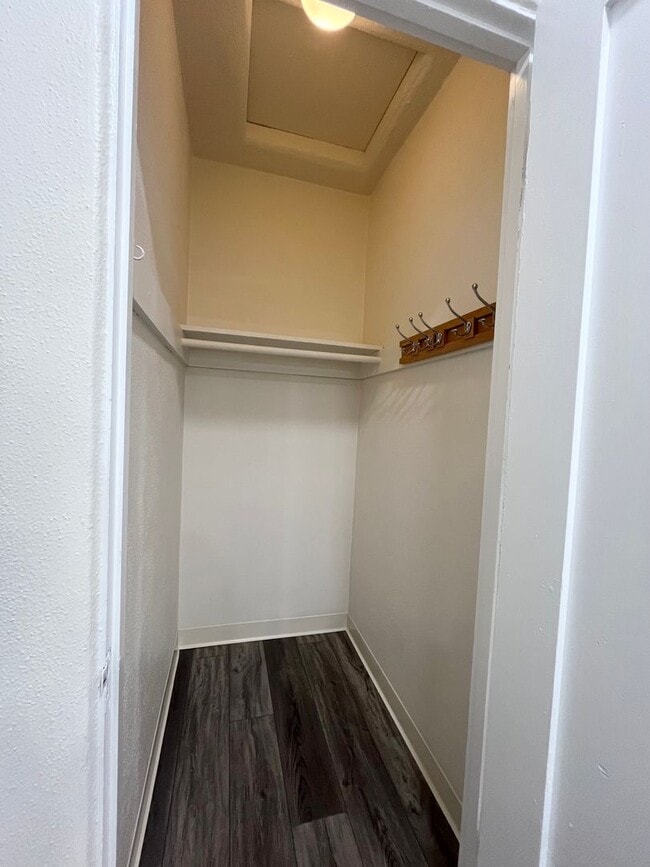 Building Photo - GREAT LOCATION IN SOUTH PARK! 1BD/1BA UPST...