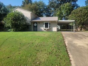 Building Photo - "Charming 3-Bed Home with Granite Elegance...