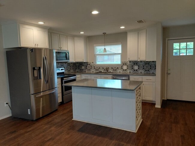 Building Photo - Adorable 3/2 with Garage Parking + Large backyard and gazebo!!