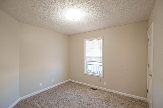 Building Photo - Pet Friendly Three Bedroom!