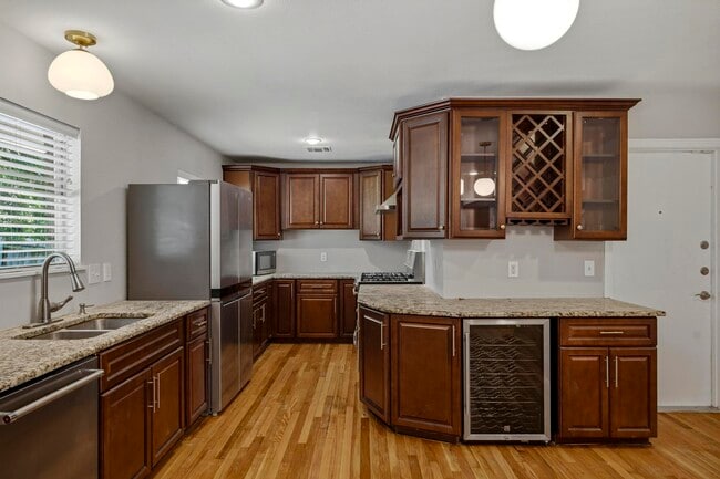 Building Photo - 3206 Albin Dr