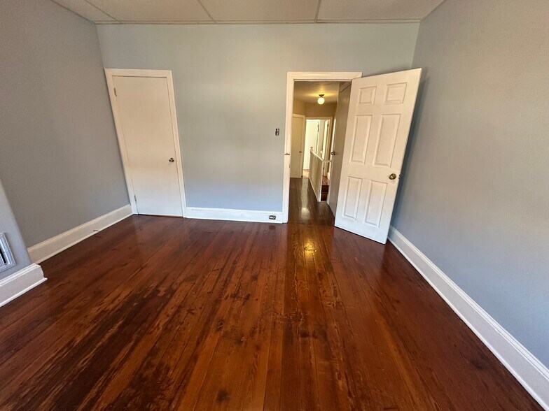 Building Photo - 1914 E Hazzard St