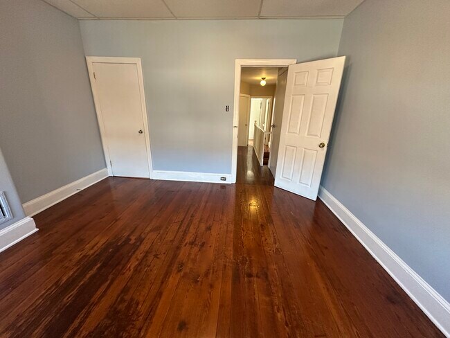 Building Photo - 1914 E Hazzard St