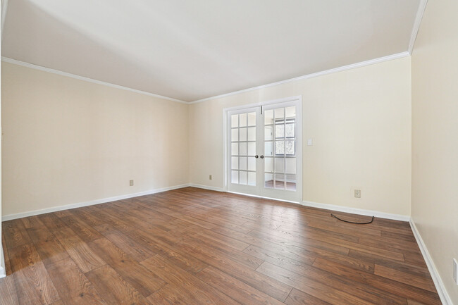 Living room - 174 Amherst Pl NW