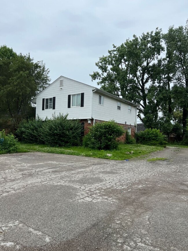 Building Photo - 6028 Laurel Hall Dr