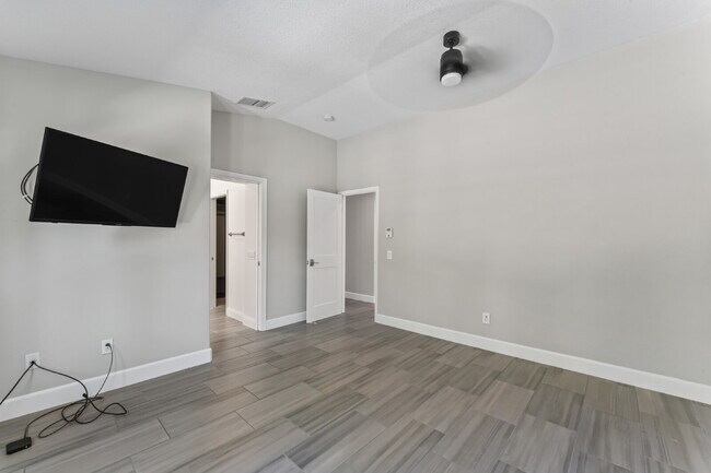 Building Photo - "Spacious 3-Bedroom Retreat with Modern Co...