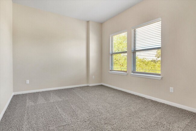 Building Photo - 704 Olive Creek Dr