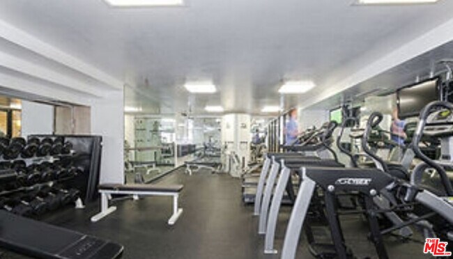 Building Photo - 121 S Hope St