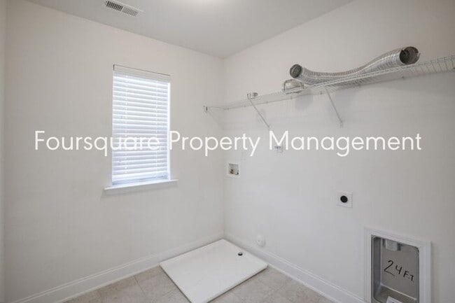 Building Photo - Spacious Single-Family Home with Open Floor Plan, Loft & Two-Car Garage – In the Popular Arrowhea...
