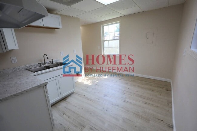 Building Photo - Two Bedroom House | Updated w/ Appliances