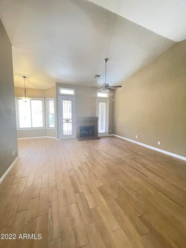 Building Photo - 658 N Poplar Ct