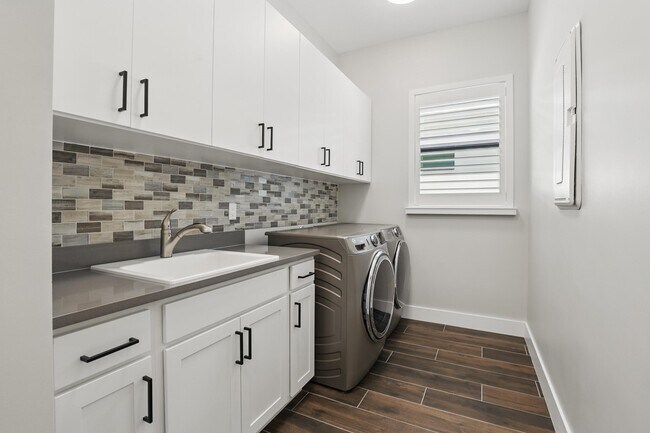 Building Photo - 5366 Santa Rosa Ln