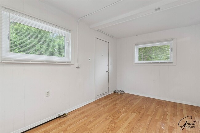 Building Photo - 2 bedroom $1300