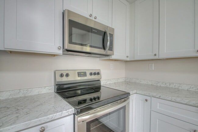 Building Photo - Remodeled 2BR Townhome in Spring Hill