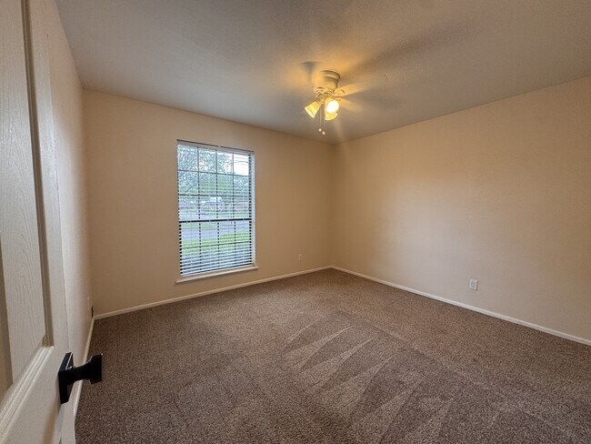 Building Photo - 2301 Perrin Dr