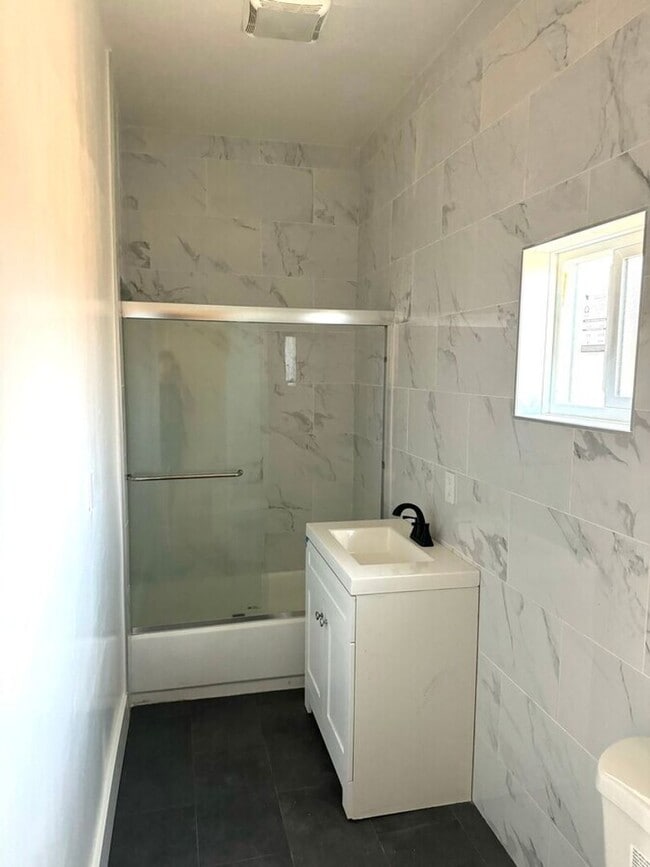 Building Photo - 4 Bed 2 Bath in Echo Park with Back Patio