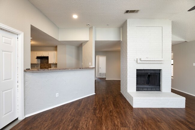 Building Photo - AVAILABLE NOW! NICE 3 BEDROOM HOME LOCATED IN ARLINGTON, TEXAS!