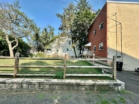 Building Photo - 424 Paxson Ave