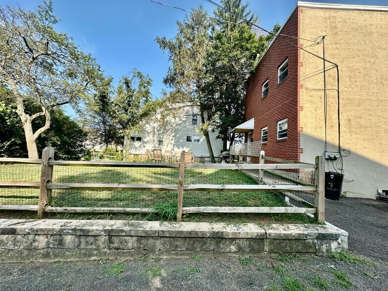 Primary Photo - 424 Paxson Ave