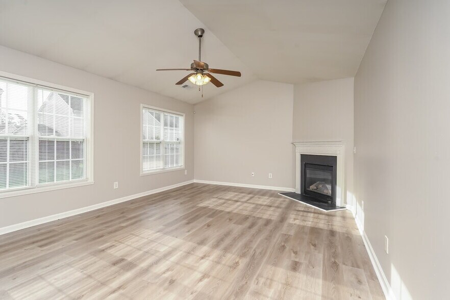 Building Photo - 4031 Village Park Ct