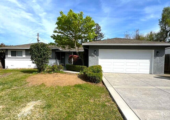 Building Photo - 3736 Orangerie Way