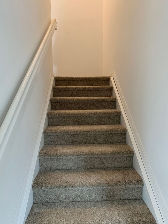 Building Photo - 3/2.5/1 Spacious Townhome