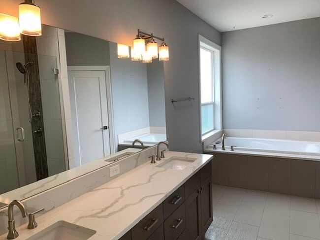 Building Photo - Montavilla Four Bedrooms, Four Bathrooms H...