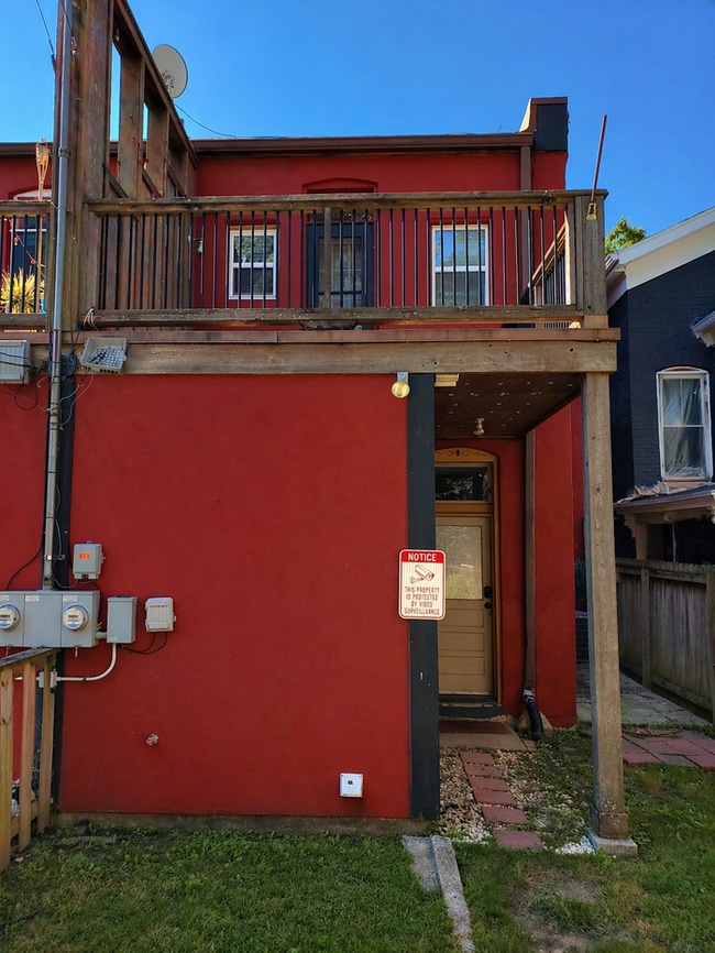 Building Photo - Spacious 2-level apartment with 1 bedroom and 2 full baths located in Kansas City, MO.