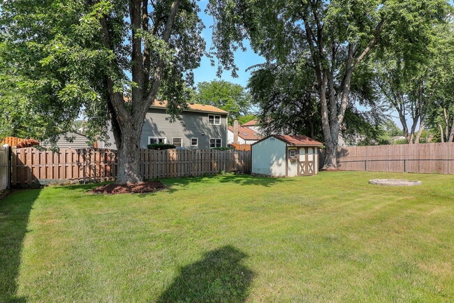 Building Photo - 812 W Appletree Ln