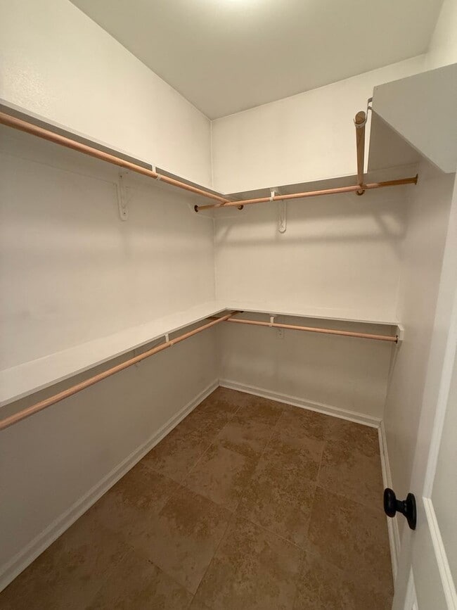 Building Photo - 3 BEDROOM IN FABULOUS NEIGHBORHOOD!