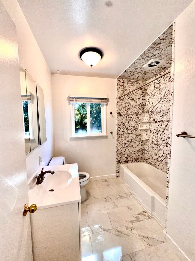 Building Photo - Charming Manhattan Beach Home with Spacious Yard – Prime Location!