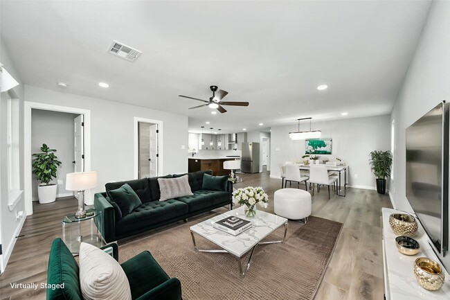 Building Photo - 1218 Des Jardines St