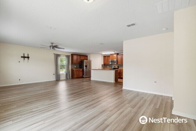 Building Photo - Four Bedroom Just Off Amelia Concourse!
