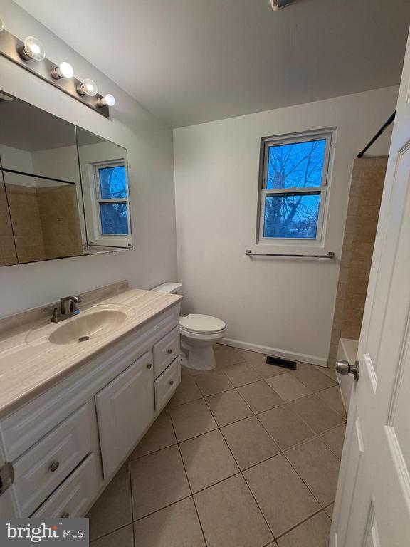 Building Photo - 9 Hartford Rd