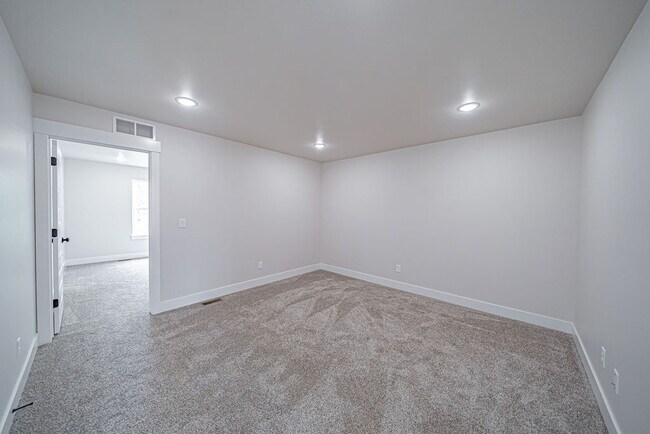 Building Photo - 2988 Huntshire Ave